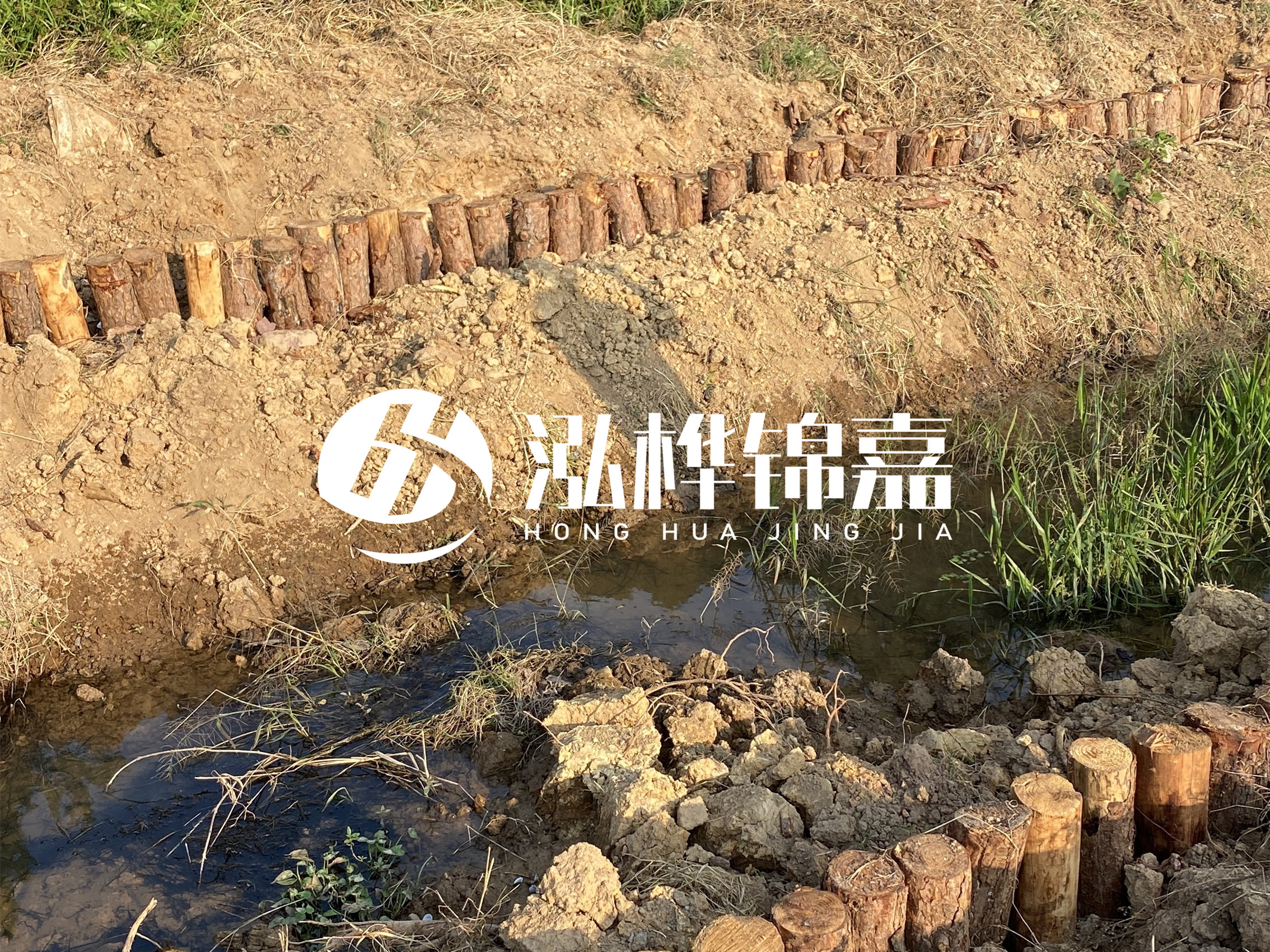 防汛木樁價格中的施工費如何計算？水下打樁和陸地打樁費用差異？